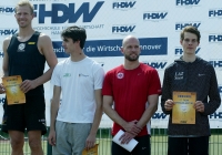 Falk Wendrich (rechts) bei der Siegerehrung in Garbsen.
