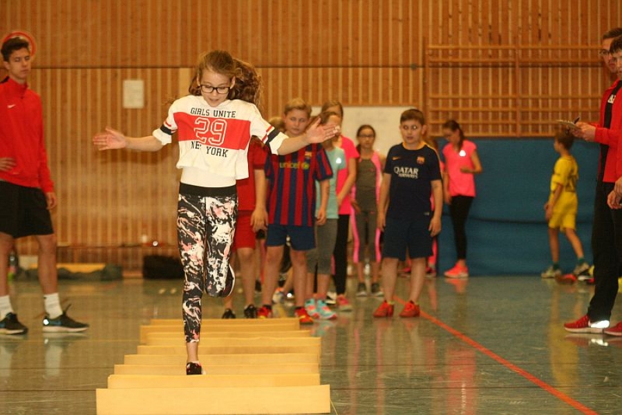 Klatschen, laufen und das im Rhythmus - gar nicht so einfach. Klatschen, laufen und das im Rhythmus - gar nicht so einfach.