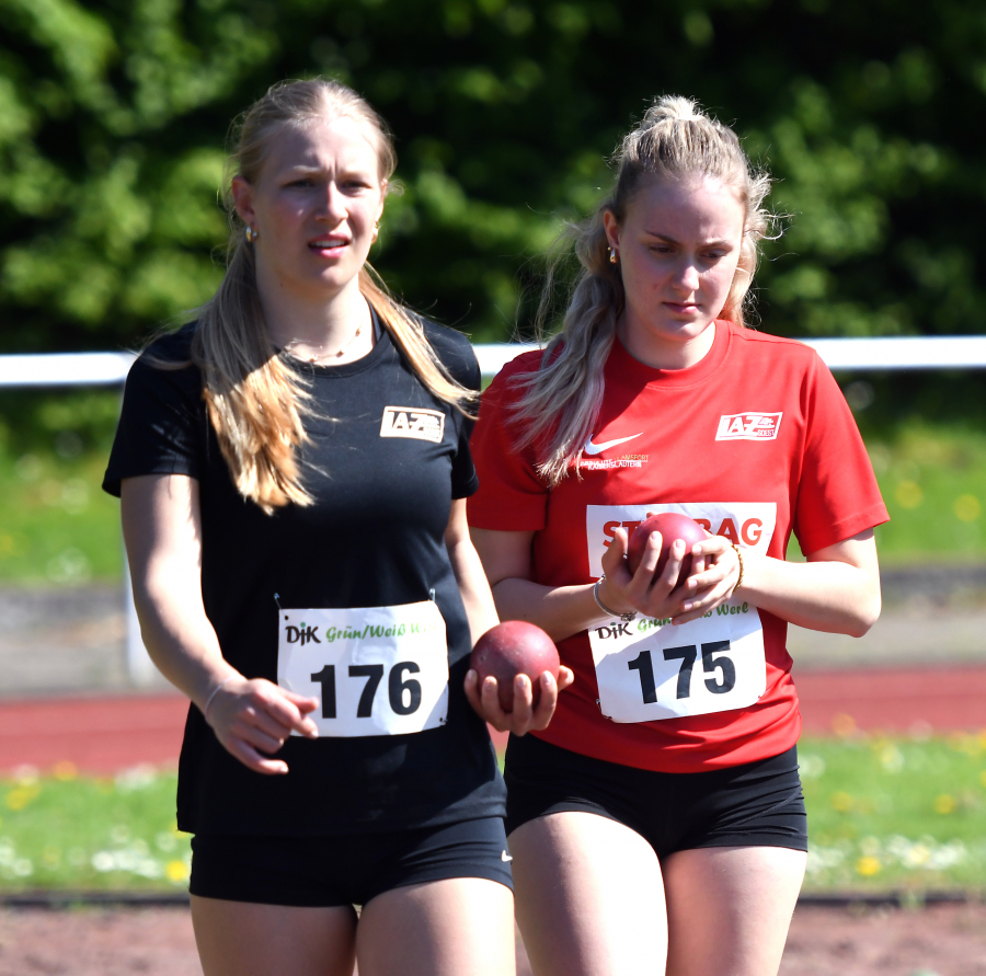 Skeptische Blicke: Mia Vollmer (links) und Maya Klute (w. Jugend U20) zogen sich bei ihrem Debüt mit der Vier-Kilo-Kugel achtbar aus der Affäre. Foto: Bottin Skeptische Blicke: Mia Vollmer (links) und Maya Klute (w. Jugend U20) zogen sich bei ihrem Debüt mit der Vier-Kilo-Kugel achtbar aus der Affäre. Foto: Bottin