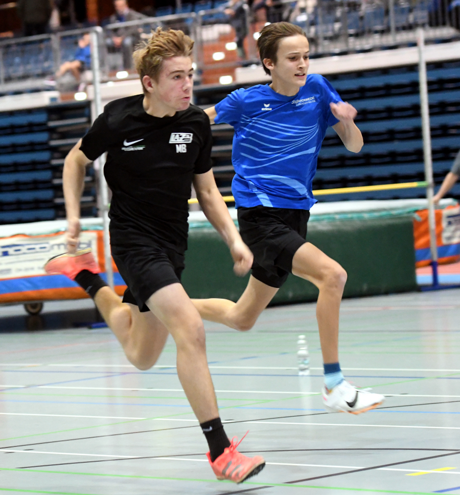 Persönliche Bestzeit: U14-Athlet Michel Bottin (links) vom LAZ Soest setzte in Bielefeld über 60 Meter knapp gegen Paul Baumhöfener (Brackwede) durch. Foto: Bottin