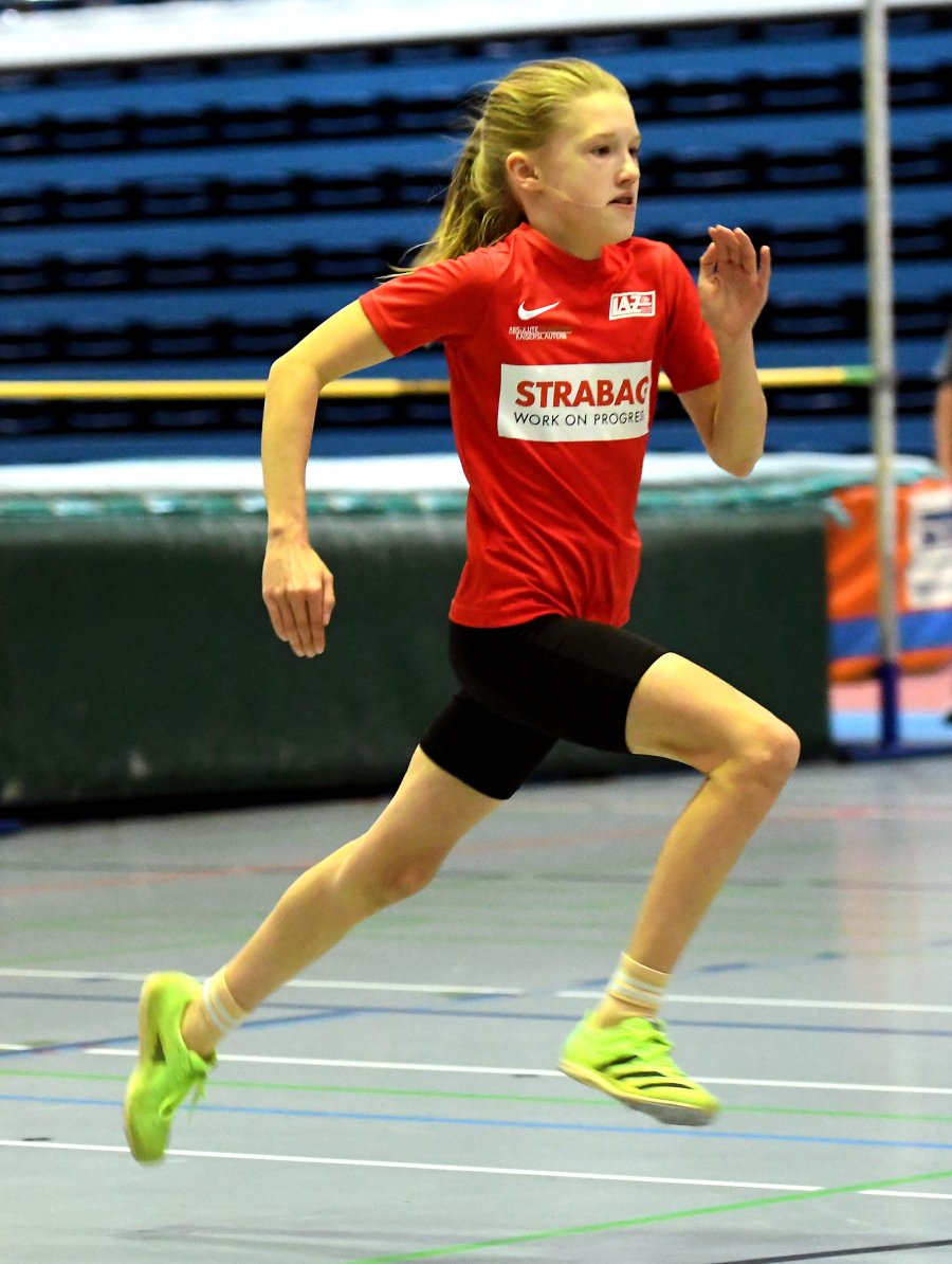 Schnell unterwegs: W11-Sportlerin Sophie Bornemann vom LAZ Soest legte die 60 Meter in Bielefeld in 9,86 Sekunden zurück. Foto: Bottin