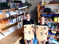 Anna-Lena (links) und Zoe vom LAZ Soest präsentieren in der vereinseigenen Werkstatt im Schulzentrum selbstgebaute Rollbretter.|||