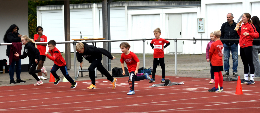 Start zum 30-Meter-Sprint stand für die Jüngsten beim Sportabzeichentag des LAZ Soest im Schulzentrum auf dem Programm. Foto: Bottin Start zum 30-Meter-Sprint stand für die Jüngsten beim Sportabzeichentag des LAZ Soest im Schulzentrum auf dem Programm. Foto: Bottin
