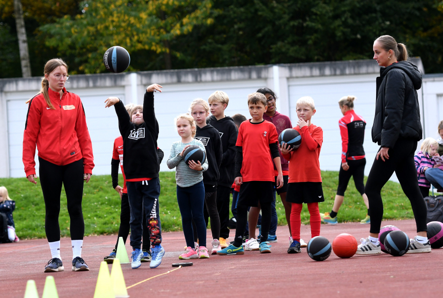 Beim beidhändigen Stoßen des 1-Kilo-Medizinballes zeigten einige Kinder bereits viel Talent. Foto: Bottin Beim beidhändigen Stoßen des 1-Kilo-Medizinballes zeigten einige Kinder bereits viel Talent. Foto: Bottin