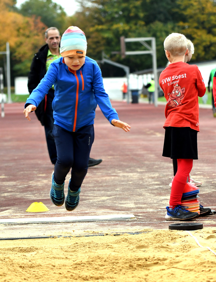 Weitsprung aus dem Stand war eine von zahlreichen Disziplinen beim Sportabzeichentag des LAZ Soest. Foto: Bottin Weitsprung aus dem Stand war eine von zahlreichen Disziplinen beim Sportabzeichentag des LAZ Soest. Foto: Bottin