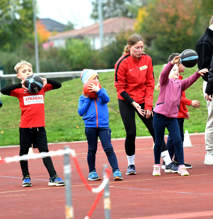 Beim beidhändigen Stoßen des 1-Kilo-Medizinballes zeigten einige Kinder bereits viel Talent. Foto: Bottin Beim beidhändigen Stoßen des 1-Kilo-Medizinballes zeigten einige Kinder bereits viel Talent. Foto: Bottin
