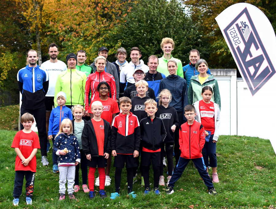 Rund 30 Teilnehmer waren beim Sportabzeichentag des LAZ Soest im Schulzentrum am Start. Foto: Bottin Rund 30 Teilnehmer waren beim Sportabzeichentag des LAZ Soest im Schulzentrum am Start. Foto: Bottin