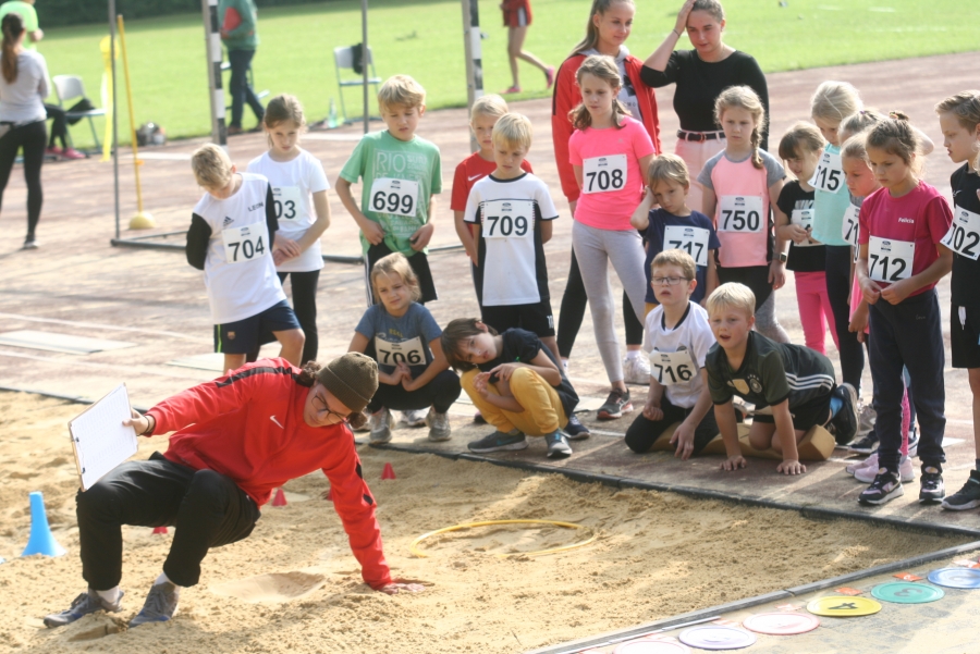 LAZ-Jugendwart Florian Wendt erklärt die Kinderleichtathletik. LAZ-Jugendwart Florian Wendt erklärt die Kinderleichtathletik.