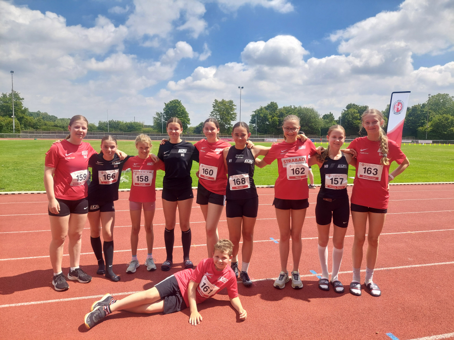 Zufriedene Sportlerinnen und Sportler des LAZ im Ahlener Sportpark. Foto: Straub Zufriedene Sportlerinnen und Sportler des LAZ im Ahlener Sportpark. Foto: Straub