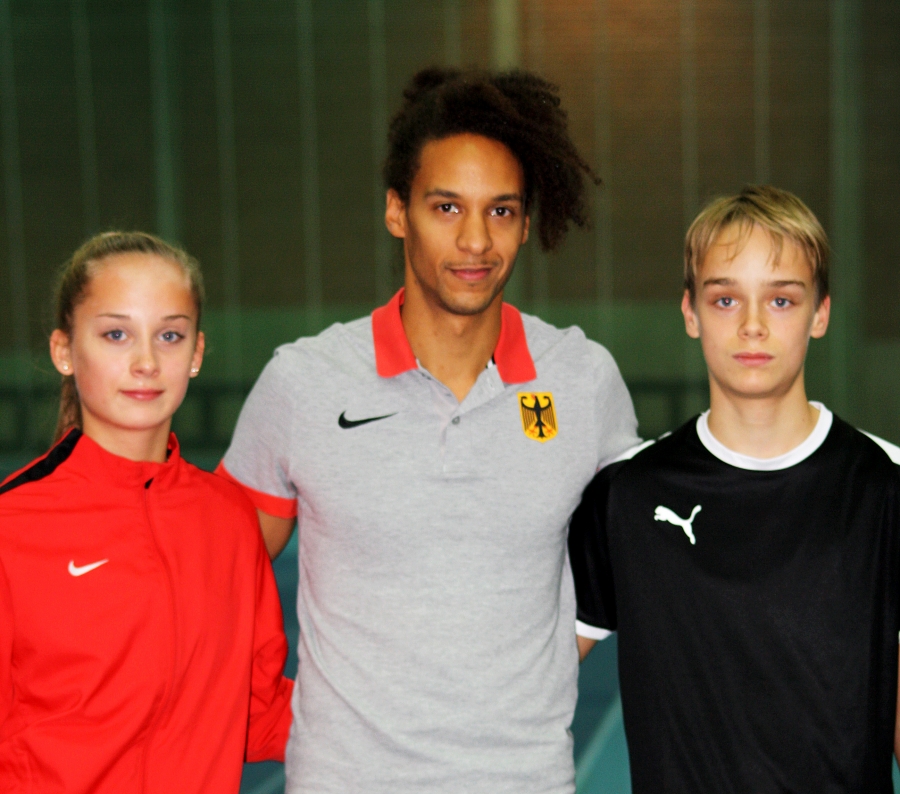 Maleen und Nils Klee mit Weltmeister Charles Friedek. Maleen und Nils Klee mit Weltmeister Charles Friedek.