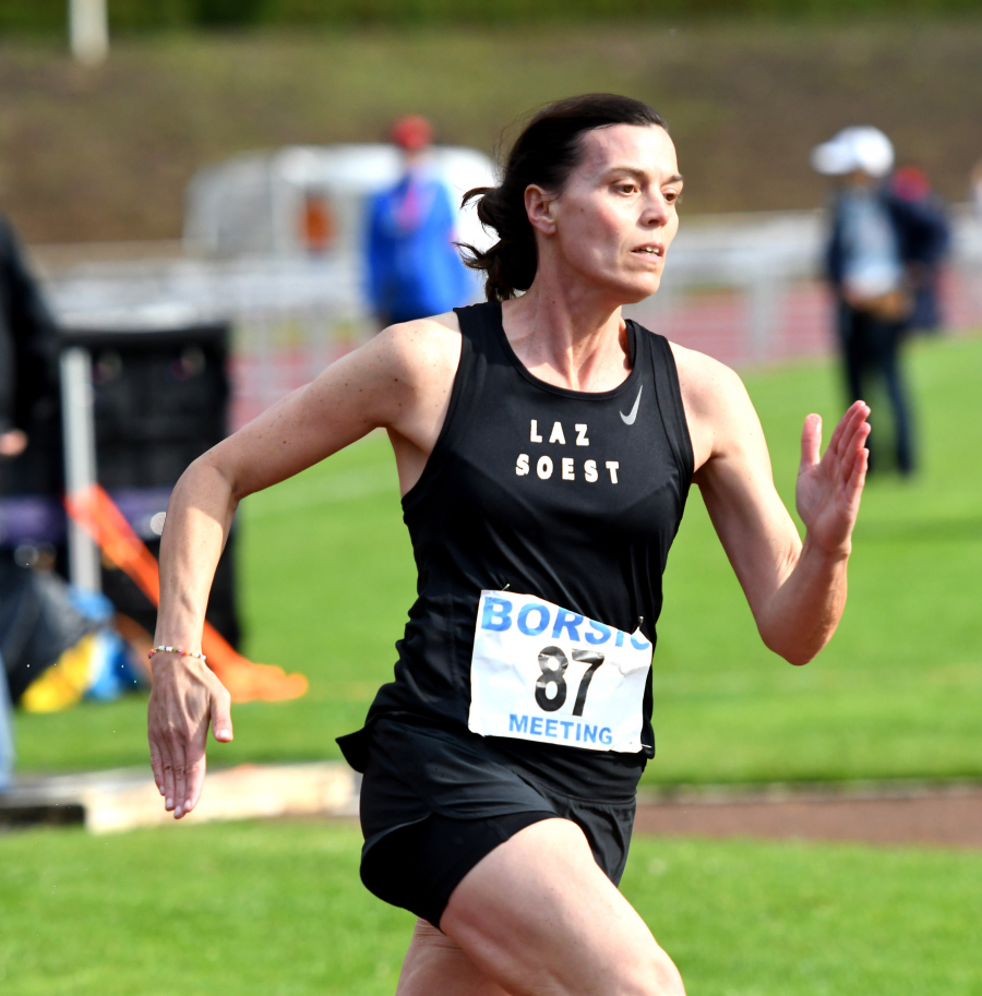 Ines Rustemeyer (W50) holte 2025 insgesamt fünf Finalplatzierungen bei deutschen Meisterschaften in der Halle und im Freien. Über 200 Meter wurde die Athletin des LAZ Soest Westfalenmeisterin. Foto: Bottin