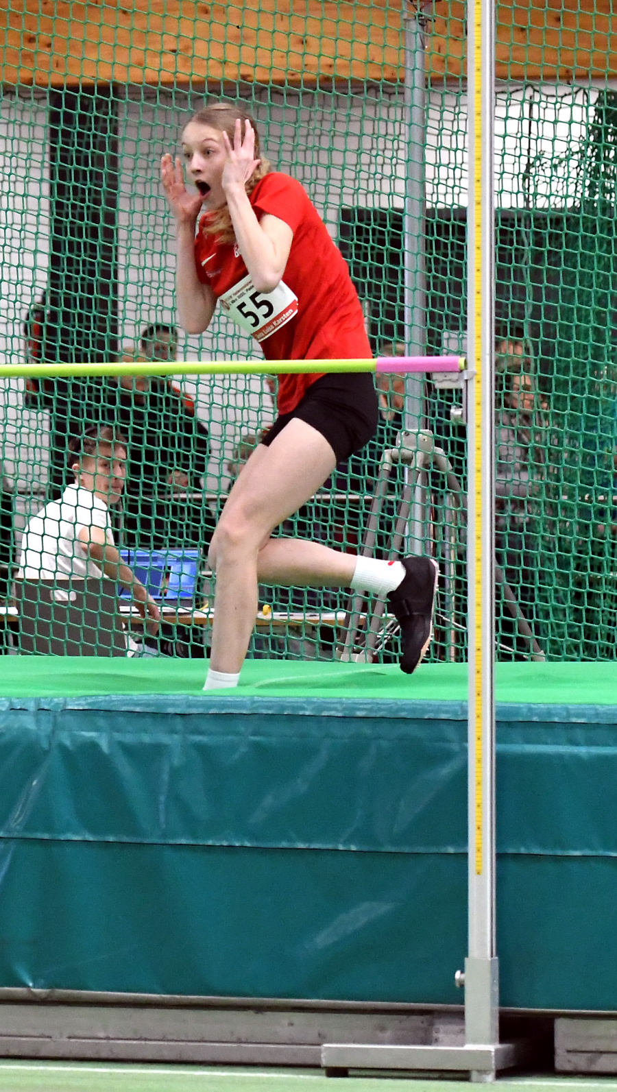 Ungläubiges Staunen auf der Hochsprungmatte: Die Zwölfjährige Greta Karsten vom LAZ Soest erzielte sensationelle 1,65 Meter im Hochsprung und ist in den Altersklassen W13 und W14 die Nummer eins in Deutschland. Foto: Bottin
