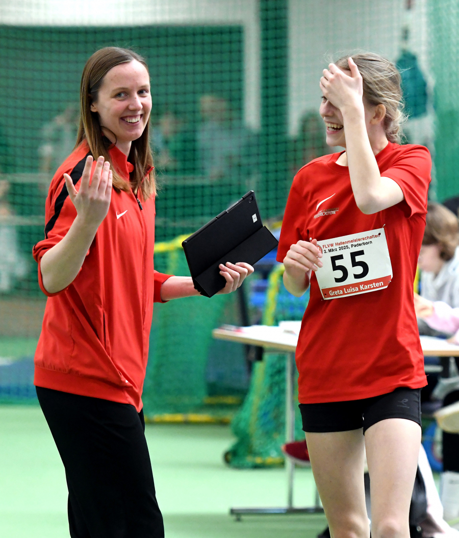 Sie kann es kaum fassen: Greta Karsten (W13) nach ihrem sensationellen Sprung über 1,65 Meter mit Trainerin Annika Straub. Foto: Bottin
