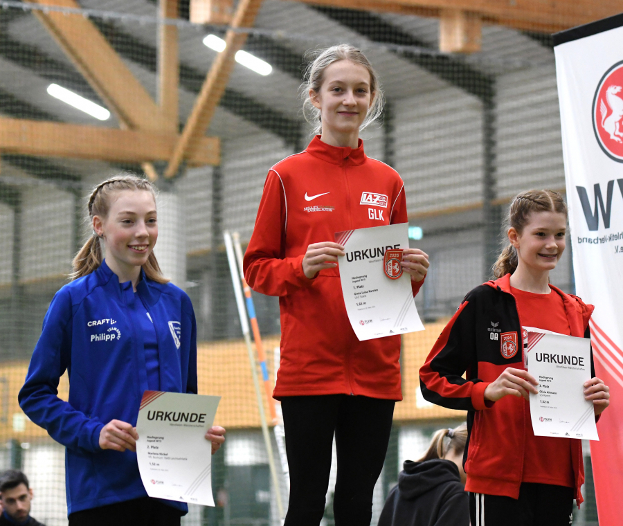 Hochsprung-Siegerehrung der W13 in Paderborn: Greta Karsten vom LAZ Soest distanzierte mit übersprungenen 1,65 Metern die Konkurrenz mit Marlene Nickel (links, VfL Bochum, Platz 2, 1,52 Meter) und Olivia Altmann (rechts, LG Hamm, Platz 3, 1,52 Meter) um Längen. Foto: Bottin