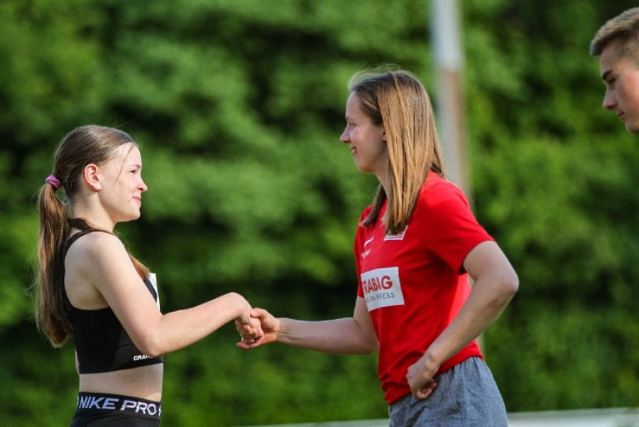 Marlene Soer freute sich über die Glückwünsche von Trainerin Annika Straub. Foto: Reinhard Marlene Soer freute sich über die Glückwünsche von Trainerin Annika Straub. Foto: Reinhard