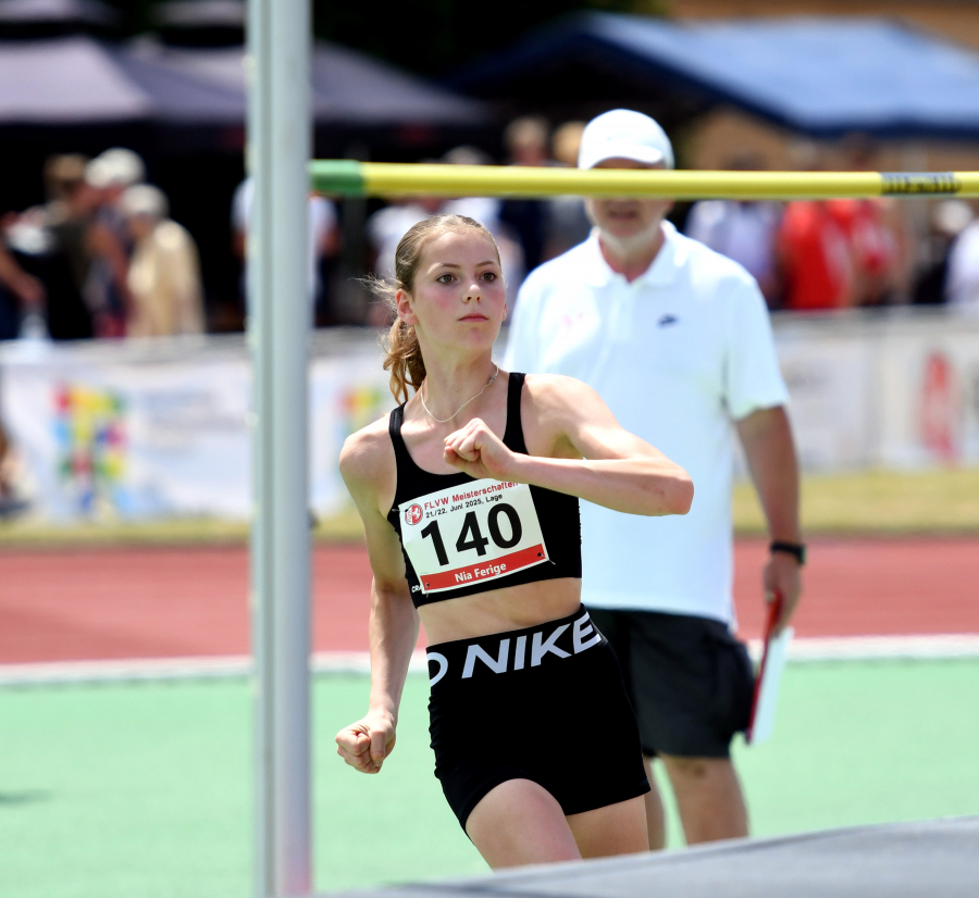 Die Sprunglatte fest im Blick: Mit der persönlichen Bestleistung von 1,62 Metern wurde W15-Athletin Nia Ferige vom LAZ Soest Vize-Westfalenmeisterin im Hochsprung. Foto: Bottin