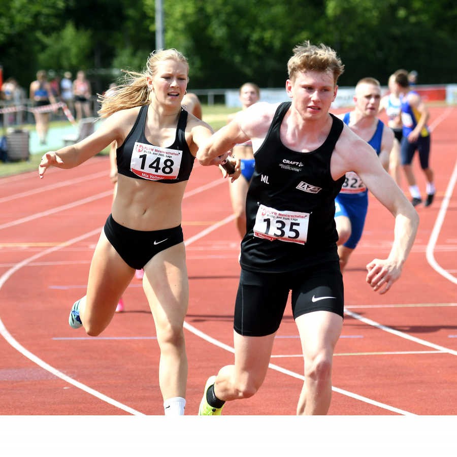 Stabwechsel in der 4 x 200 - Meter - Mixed - Staffel zwischen Mia Vollmer und Moritz Langenscheidt. Das Quartett des LAZ Soest, zu dem noch Matthis Eckhoff und Maj Bolinger gehören, gewann wie im Vorjahr Westfalen-Bronze. Foto: Bottin