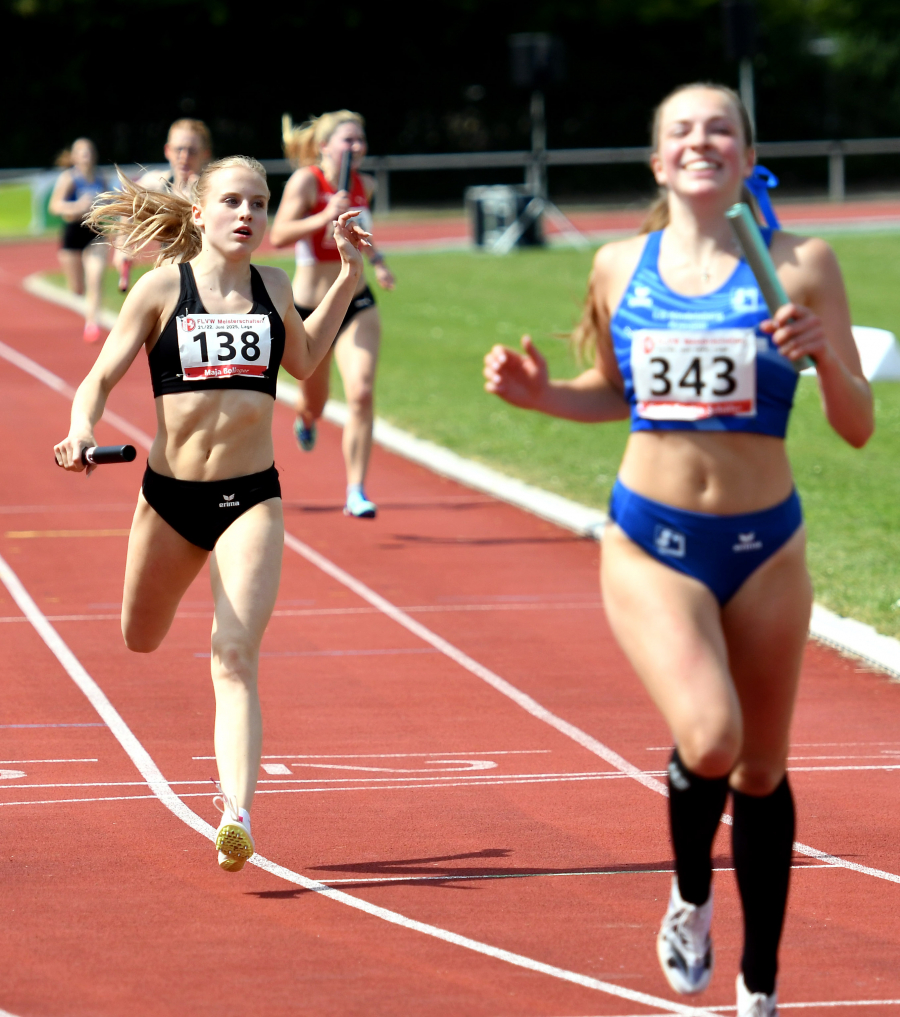 Zieleinlauf: Maja Bolinger vom LAZ Soest überquert als Schlussläuferin der 4 x 200 - Meter - Mixed - Staffel als Dritte in 1:37,69 Minuten die Ziellinie. Rechts die Schlussläuferin des zweitplatzierten Quartetts der LG Kindelsberg Kreuztal. Foto: Bottin