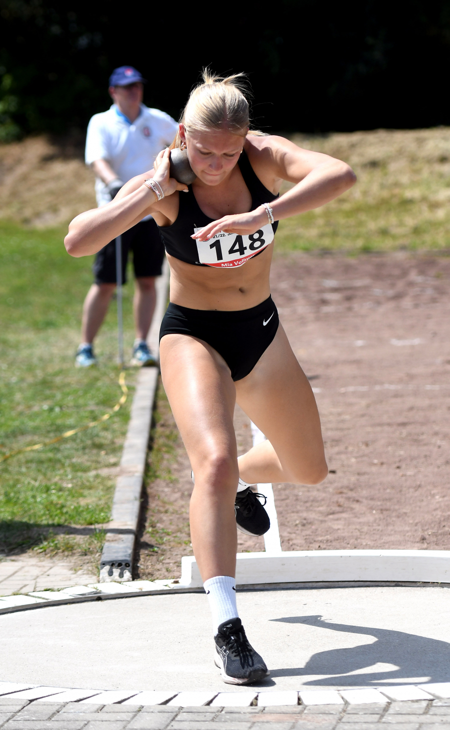 Westfalenmeisterin: U20-Athletin Mia Vollmer vom LAZ Soest holte sich mit neuer persönlicher Bestleistung von 10,46 Meter souverän Gold im Kugelstoßen. Foto: Bottin