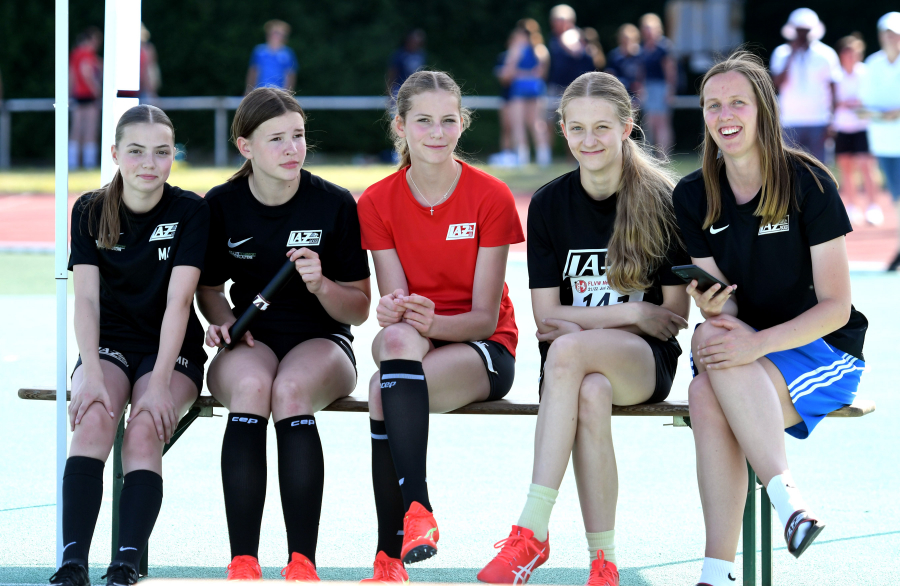 Die U16-Staffel des LAZ Soest, v.l.n.r. Marie Rustemeyer, Marlene Soer, Nia Ferige und Greta Karsten, mit Trainerin Annika Straub, holte als jüngstes Team unter 21 Staffeln in 51,85 Sekunden einen ausgezeichneten siebten Platz bei den Westfalenmeisterschaften in Lage. Foto: Bottin