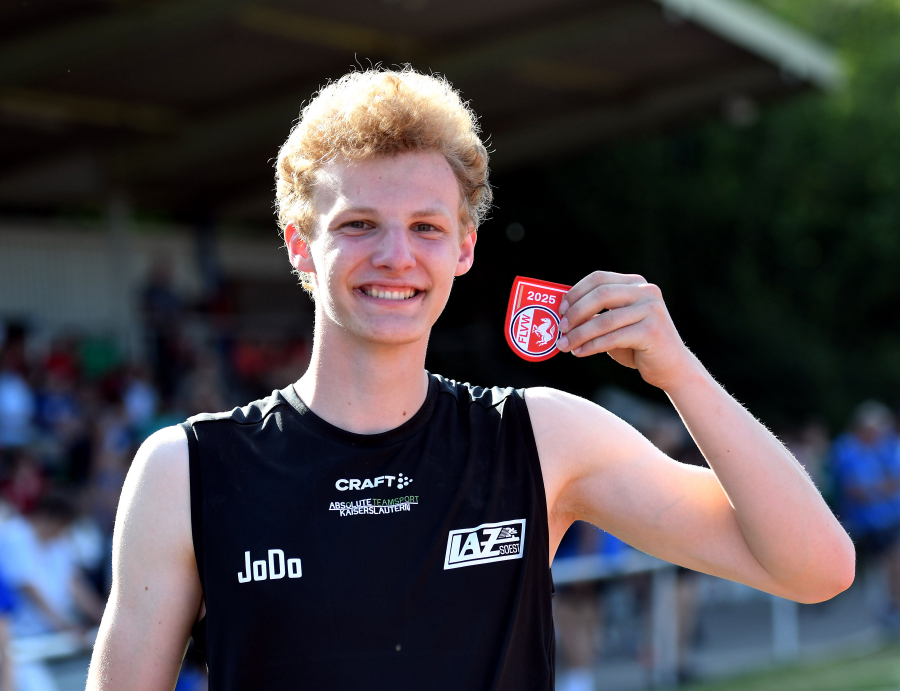 Strahlender Westfalenmeister: U20-Athlet Jonas Dorenkamp vom LAZ Soest präsentiert nach seinem Sieg im Stabhochsprung stolz das &quot;Westfalenpferdchen&quot;. Foto: Bottin