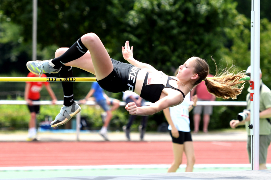 Vize-Westfalenmeisterin im Hochsprung mit persönlicher Bestlistung: Nia Ferige vom LAZ Soest musste sich mit 1,62 Metern nur Lyra Okpara vom SV Brackwede (1,65 Meter) geschlagen geben. Foto: Bottin