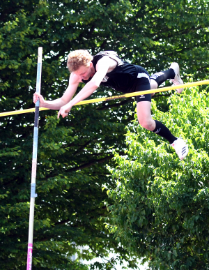 Tolle Überraschung: Jonas Dorenkamp vom LAZ Soest wurde mit persönlicher Bestleistung von 4,00 Metern U20-Westfalenmeister im Stabhochsprung. Foto: Bottin|Gold über 100 Meter, Silber über 200 Meter: U18-Athletin Maja Bolinger vom LAZ Soest wurde bei den Westfalenmeisterschaften in Lage von einem starken Gegenwind gebremst. Foto: Bottin|Matthis Eckhoff (m. Jugend U18) vom LAZ Soest legte bei den Landesmeisterschaften in Lage die 100 Meter in 11,83 Sekunden und die 200 Meter in 23,94 Sekunden zurück. Foto: Bottin|Vier Medaillen, drei persönliche Bestleistungen: Auch ohne Titel überzeugte Rafael Hesse (M14) vom LAZ Soest, u.a. mit ausgezeichneten 1,71 Meter im Hochsprung, bei den Westfalenmeisterschaften in Lage. Foto: Bottin|Die U16-Staffel des LAZ Soest, v.l.n.r. Marie Rustemeyer, Marlene Soer, Nia Ferige und Greta Karsten, mit Trainerin Annika Straub, holte als jüngstes Team unter 21 Staffeln in 51,85 Sekunden einen ausgezeichneten siebten Platz bei den Westfalenmeisterschaften in Lage. Foto: Bottin|Strahlender Westfalenmeister: U20-Athlet Jonas Dorenkamp vom LAZ Soest präsentiert nach seinem Sieg im Stabhochsprung stolz das &quot;Westfalenpferdchen&quot;. Foto: Bottin|Favoritensieg: W15-Sportlerin Nia Ferige vom LAZ Soest holte sich mit einem deutlichen Vorsprung vor der Konkurrenz den Westfalentitel im Diskuswurf. Foto: Bottin|Favoritensieg: W15-Sportlerin Nia Ferige vom LAZ Soest holte sich mit einem deutlichen Vorsprung vor der Konkurrenz den Westfalentitel im Diskuswurf. Foto: Bottin|Vize-Westfalenmeisterin im Hochsprung mit persönlicher Bestlistung: Nia Ferige vom LAZ Soest musste sich mit 1,62 Metern nur Lyra Okpara vom SV Brackwede (1,65 Meter) geschlagen geben. Foto: Bottin|Die Sprunglatte fest im Blick: Mit der persönlichen Bestleistung von 1,62 Metern wurde W15-Athletin Nia Ferige vom LAZ Soest Vize-Westfalenmeisterin im Hochsprung. Foto: Bottin|Stabwechsel in der 4 x 200 - Meter - Mixed - Staffel zwischen Mia Vollmer und Moritz Langenscheidt. Das Quartett des LAZ Soest, zu dem noch Matthis Eckhoff und Maj Bolinger gehören, gewann wie im Vorjahr Westfalen-Bronze. Foto: Bottin|Zieleinlauf: Maja Bolinger vom LAZ Soest überquert als Schlussläuferin der 4 x 200 - Meter - Mixed - Staffel als Dritte in 1:37,69 Minuten die Ziellinie. Rechts die Schlussläuferin des zweitplatzierten Quartetts der LG Kindelsberg Kreuztal. Foto: Bottin|Bronze-Quartett: in der 4 x 200- Meter - Mixed - Staffel landete das Team des LAZ Soest, v.l.n.r. Moritz Langenscheidt, Matthis Eckhoff, Maja Bolinger und Mia Vollmer, in 1:37,69 Minuten auf Platz drei. Foto: Bottin|Westfalenmeisterin: U20-Athletin Mia Vollmer vom LAZ Soest holte sich mit neuer persönlicher Bestleistung von 10,46 Meter souverän Gold im Kugelstoßen. Foto: Bottin|||