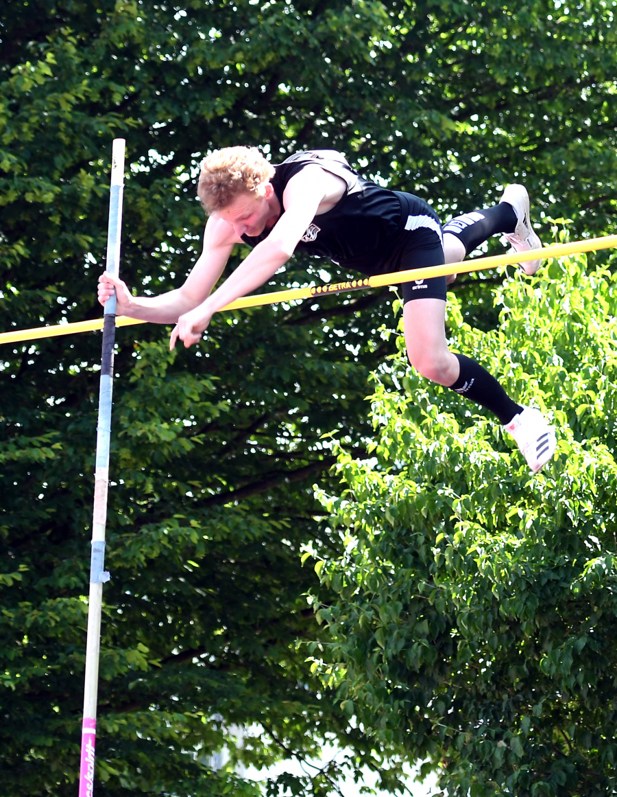 Tolle Überraschung: Jonas Dorenkamp vom LAZ Soest wurde mit persönlicher Bestleistung von 4,00 Metern U20-Westfalenmeister im Stabhochsprung. Foto: Bottin
