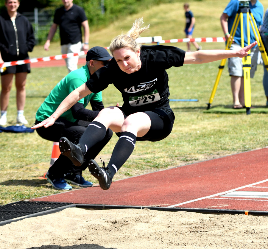 Persönliche Bestleistung und Qualifikation für die Deutschen Meisterschaften: W40-Athletin Dr. Janina Biegel vom LAZ Soest wurde mit 4,48 Metern Weitsprung-Westfalenmeisterin. Foto: Bottin Persönliche Bestleistung und Qualifikation für die Deutschen Meisterschaften: W40-Athletin Dr. Janina Biegel vom LAZ Soest wurde mit 4,48 Metern Weitsprung-Westfalenmeisterin. Foto: Bottin
