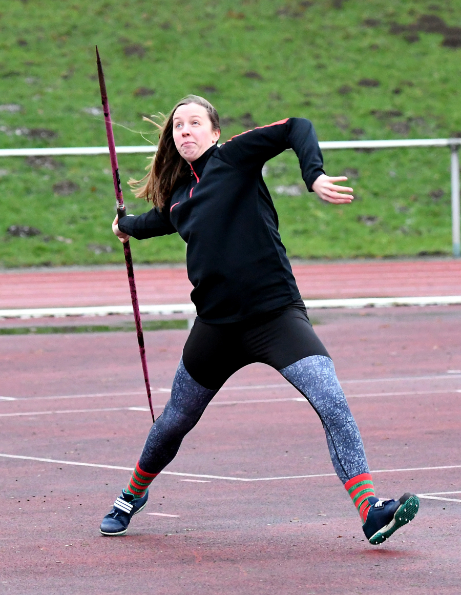 Annika Straub warf den Speer in der Frauenklasse 31,91 Meter weit. Im Hammerwurf feierte die Athletin des LAZ Soest mit 43,25 Metern ihren bislang besten Saisoneinstand. Foto: Bottin