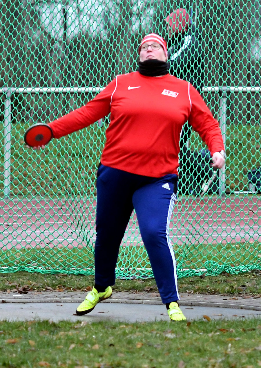 Sandra Straub vom LAZ Soest erzielte mit dem Diskus 18,34 Meter. Im Hammerwurf schaffte die W50-Athletin sogar die Qualifikation für die Deutschen Seniorenmeisterschaften. Foto: Bottin