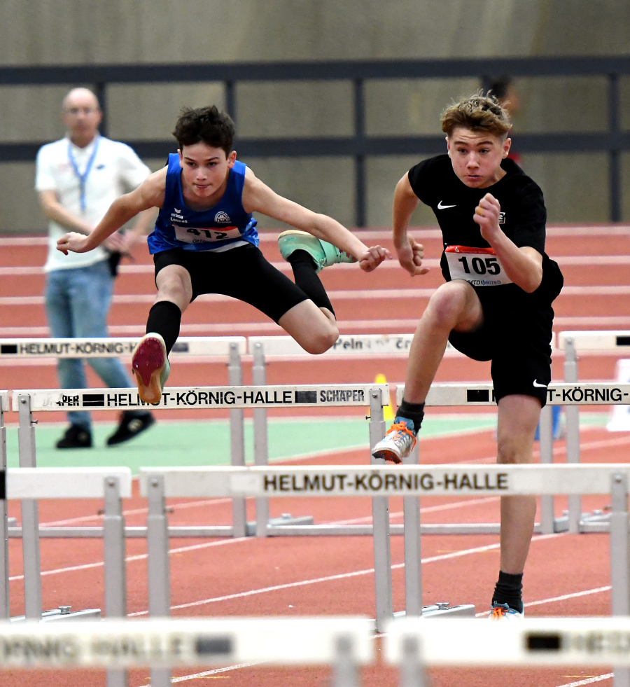 Michel Bottin (rechts) vom LAZ Soest vor seinem Konkurrenten Leonas Czeranka (Werne) im vergangenen Dezember in Dortmund. Am Wochenende treffen die beiden Hürdensprint-Führenden in Westfalen bei den U14-Hallentitelkämpfen in Paderborn wieder aufeinander. Foto: Bottin Michel Bottin (rechts) vom LAZ Soest vor seinem Konkurrenten Leonas Czeranka (Werne) im vergangenen Dezember in Dortmund. Am Wochenende treffen die beiden Hürdensprint-Führenden in Westfalen bei den U14-Hallentitelkämpfen in Paderborn wieder aufeinander. Foto: Bottin