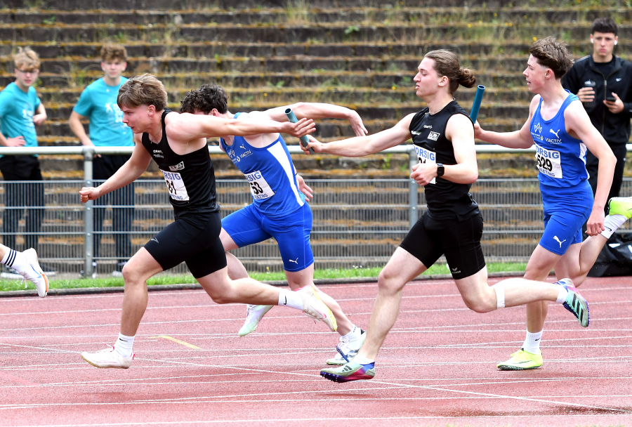 Perfekter erster Wechsel zwischen Tim Welschoff (rechts) und Matthis Eckhoff. Die U20-Jugendlichen des LAZ Soest verfehlten am Ende nur knapp die DM-Norm über 4 x 100 Meter. Foto: Bottin