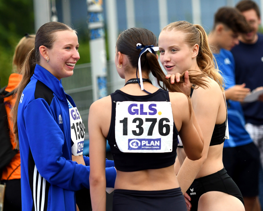 Unterhaltung nach der 100-Meter-Siegerehrung in Koblenz: Die Viertplatzierte Maja Bolinger (rechts) vom LAZ Soest mit Charlotte Görz (Platz sechs, TV Werne)                             und der Bronzemedaillengewinnerin Malina Fromm (mit dem Rücken zur Kamera) vom Erfurter LAC. Foto: Bottin Unterhaltung nach der 100-Meter-Siegerehrung in Koblenz: Die Viertplatzierte Maja Bolinger (rechts) vom LAZ Soest mit Charlotte Görz (Platz sechs, TV Werne)                             und der Bronzemedaillengewinnerin Malina Fromm (mit dem Rücken zur Kamera) vom Erfurter LAC. Foto: Bottin