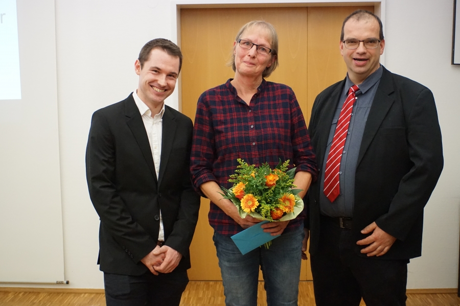 Sebastian Moritz (links) und Ulrich Busemann ehrten Heidrun Gruber. Sebastian Moritz (links) und Ulrich Busemann ehrten Heidrun Gruber.