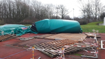 Stabhochsprunganlage vom Winde verweht