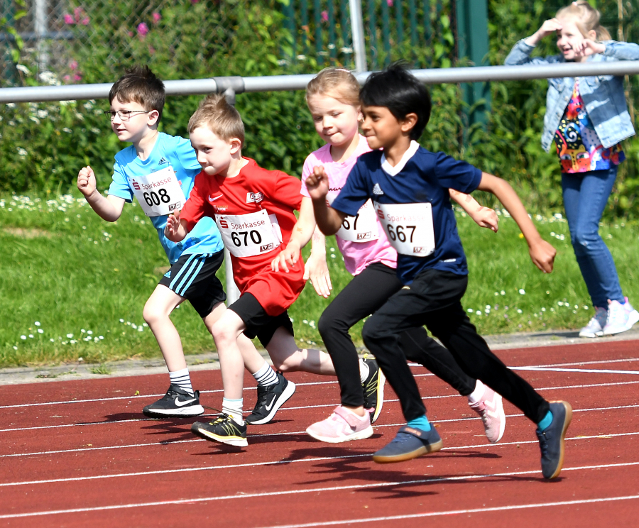 Die Jüngsten präsentierten sich am Samstag mit viel Spaß beim Sprint auf der Kunststoffbahn im Schulzentrum. Foto: Bottin Die Jüngsten präsentierten sich am Samstag mit viel Spaß beim Sprint auf der Kunststoffbahn im Schulzentrum. Foto: Bottin