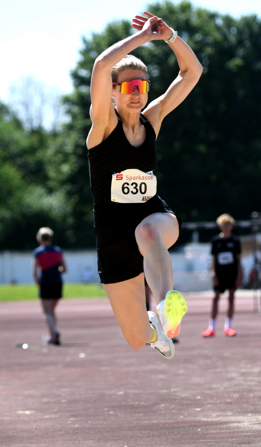 Dr. Janina Biegel sprang 3,84 Meter weit. Sie holte sich den mit 1082 Punkten den Titel im Dreikampf der Altersklasse W40. Foto: Bottin Dr. Janina Biegel sprang 3,84 Meter weit. Sie holte sich den mit 1082 Punkten den Titel im Dreikampf der Altersklasse W40. Foto: Bottin