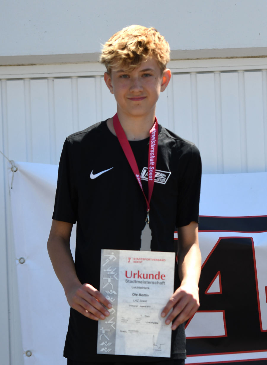 Ole Bottin war mit 1116 Punkten im Dreikampf der Altersklasse M14 erfolgreich. Im Einzelwettbewerb des Hochsprung steigerte sich der Sportler des LAZ Soest auf gute 1,54 Meter. Foto: Bottin Ole Bottin war mit 1116 Punkten im Dreikampf der Altersklasse M14 erfolgreich. Im Einzelwettbewerb des Hochsprung steigerte sich der Sportler des LAZ Soest auf gute 1,54 Meter. Foto: Bottin