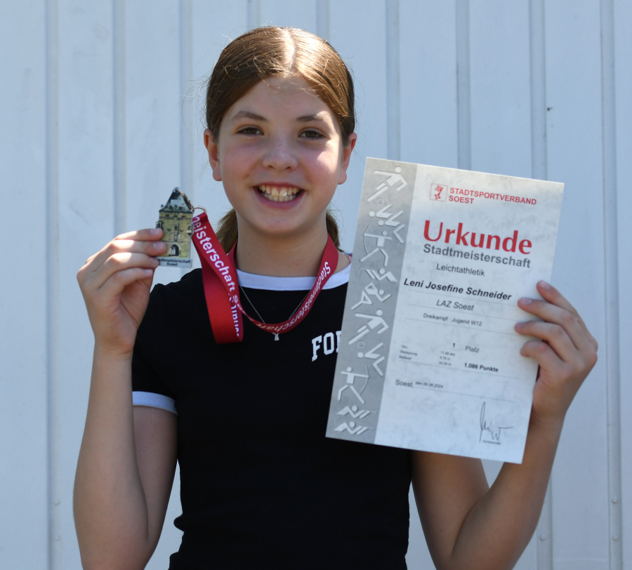 Strahlende W12-Stadtmeisterin im Dreikampf: Leni Schneider vom LAZ Soest kam auf insgesamt 1086 Punkte. Foto: Bottin Strahlende W12-Stadtmeisterin im Dreikampf: Leni Schneider vom LAZ Soest kam auf insgesamt 1086 Punkte. Foto: Bottin