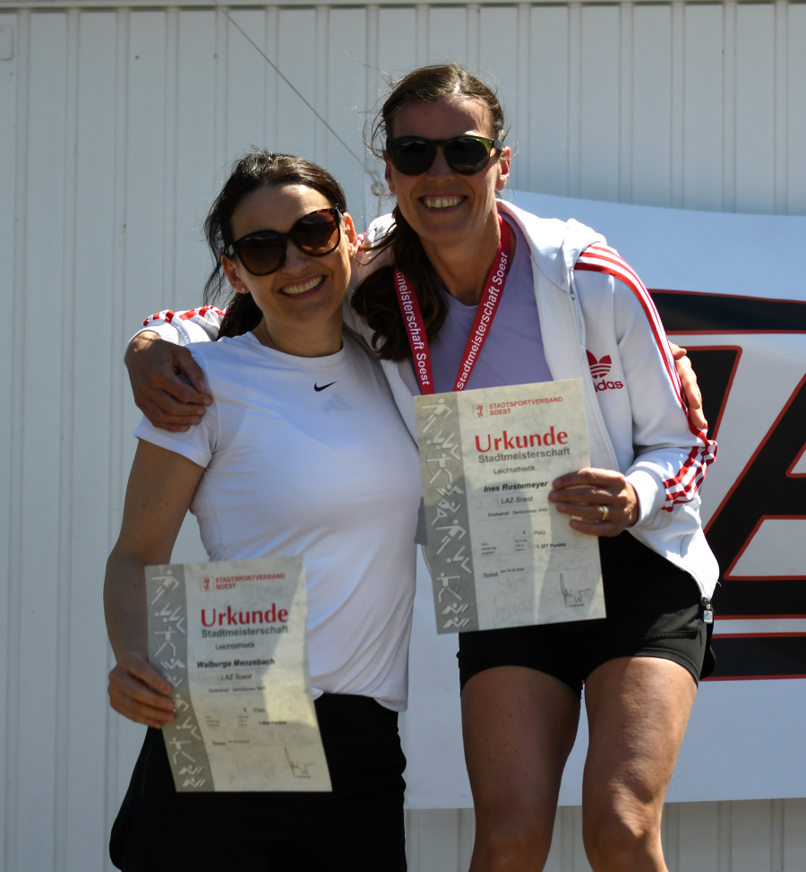 Gemeinsame Freude bei der Siegerehrung: Ines Rustemeyer (rechts) und Dr. Walburga Menzebach holten Platz eins und zwei im Dreikampf der Altersklasse W45. Foto: Bottin Gemeinsame Freude bei der Siegerehrung: Ines Rustemeyer (rechts) und Dr. Walburga Menzebach holten Platz eins und zwei im Dreikampf der Altersklasse W45. Foto: Bottin