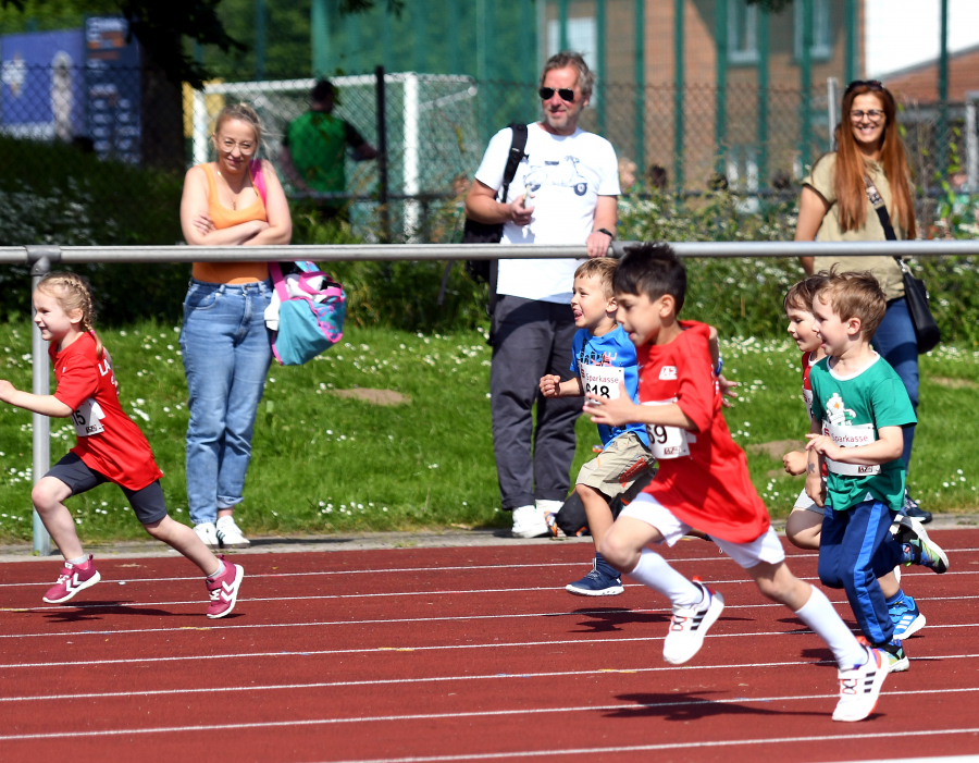 Die Jüngsten präsentierten sich am Samstag mit viel Spaß beim Sprint auf der Kunststoffbahn im Schulzentrum. Foto: Bottin