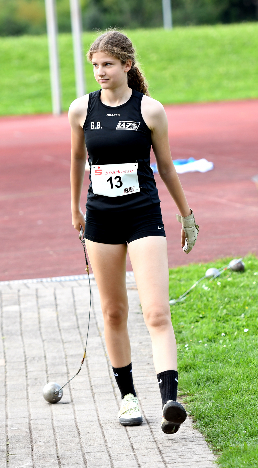 W15-Athletin Gesa Blesken machte den dreifachen Triumph für das LAZ Soest bei den NRW-Meisterschaften im Hammerwurf perfekt und holte wie ihre Mannschaftskameradinnen Nia Ferige und Marlene Soer den Titel. - Foto: Bottin W15-Athletin Gesa Blesken machte den dreifachen Triumph für das LAZ Soest bei den NRW-Meisterschaften im Hammerwurf perfekt und holte wie ihre Mannschaftskameradinnen Nia Ferige und Marlene Soer den Titel. - Foto: Bottin