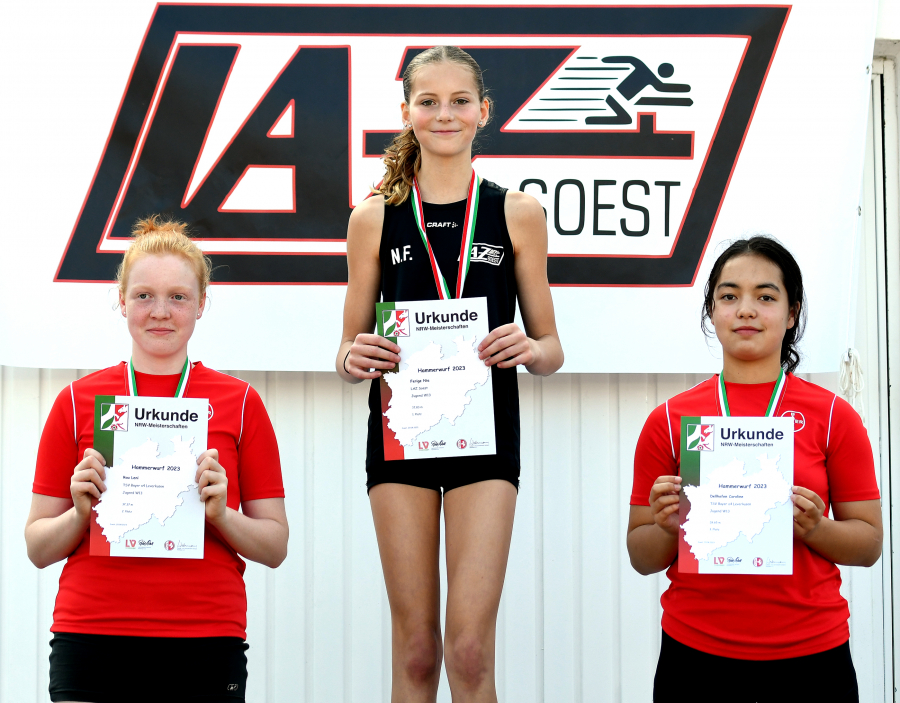 NRW-Meisterin: W13-Sportlerin Nia Ferige (Mitte) vom LAZ Soest feierte mit dem Gewinn der NRW-Meisterschaft im Hammerwurf ihren bislang größten sportlichen Erfolg. Dabei verwies sie die beiden Leverkusenerinnen Leni Rau (links) und Caroline Dellhofen (beide vom TSV Bayer 04 leverkusen) auf die Plätze zwei und drei. - Foto: Bottin NRW-Meisterin: W13-Sportlerin Nia Ferige (Mitte) vom LAZ Soest feierte mit dem Gewinn der NRW-Meisterschaft im Hammerwurf ihren bislang größten sportlichen Erfolg. Dabei verwies sie die beiden Leverkusenerinnen Leni Rau (links) und Caroline Dellhofen (beide vom TSV Bayer 04 leverkusen) auf die Plätze zwei und drei. - Foto: Bottin