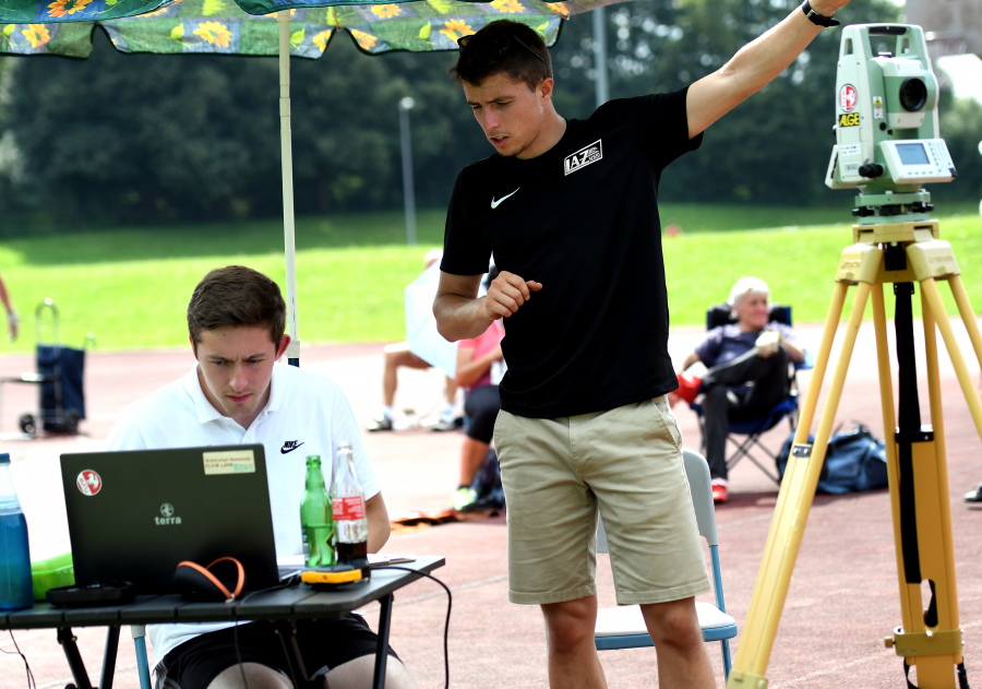 Modernste Technik: Das LAZ Soest setzte beim Werfertag nicht weniger als drei elektronische Weitenmessgeräte, hier beim  Hammerwurf mit Jannis Finkeldei (links) und Oliver Wendt, ein. - Foto: Bottin Modernste Technik: Das LAZ Soest setzte beim Werfertag nicht weniger als drei elektronische Weitenmessgeräte, hier beim  Hammerwurf mit Jannis Finkeldei (links) und Oliver Wendt, ein. - Foto: Bottin