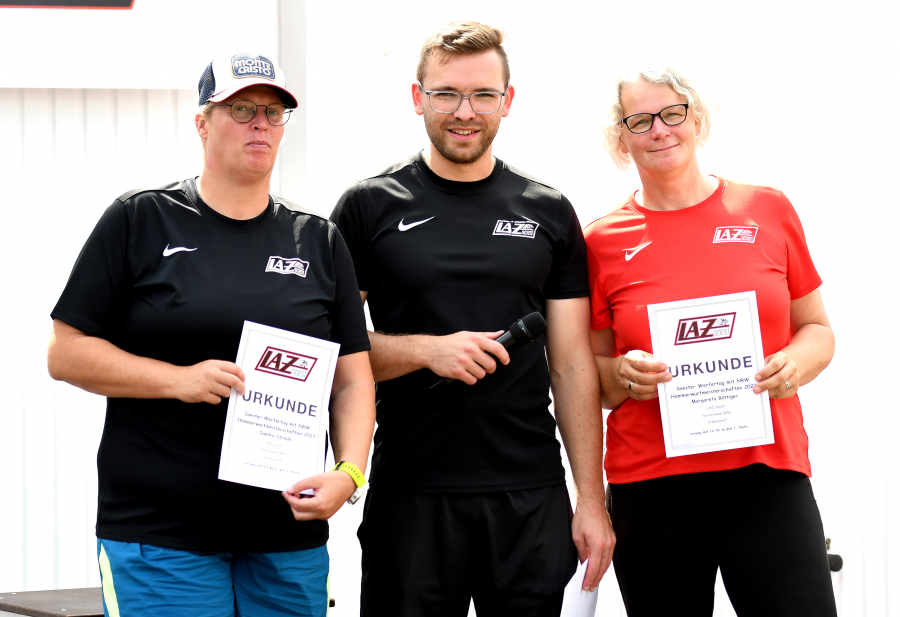 Veranstaltungsleiter Wieland Rikus mit den beiden LAZ-Seniorenwerferinnen Sandra Straub (links) und Margareta Böttiger. - Foto: Bottin Veranstaltungsleiter Wieland Rikus mit den beiden LAZ-Seniorenwerferinnen Sandra Straub (links) und Margareta Böttiger. - Foto: Bottin