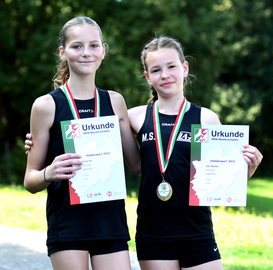 Toller Erfolg für das LAZ Soest: Sowohl Nia Ferige (W13, links) als auch Marlene Soer (W12) setzten sich in ihren Altersklassen gegen die starke rheinische Konkurrenz aus Dormagen und Leverkusen erfolgreich durch und holten in spannenden Entscheidungen Gold bei den NRW-Titelkämpfen im Hammerwurf. - Foto: Bottin Toller Erfolg für das LAZ Soest: Sowohl Nia Ferige (W13, links) als auch Marlene Soer (W12) setzten sich in ihren Altersklassen gegen die starke rheinische Konkurrenz aus Dormagen und Leverkusen erfolgreich durch und holten in spannenden Entscheidungen Gold bei den NRW-Titelkämpfen im Hammerwurf. - Foto: Bottin