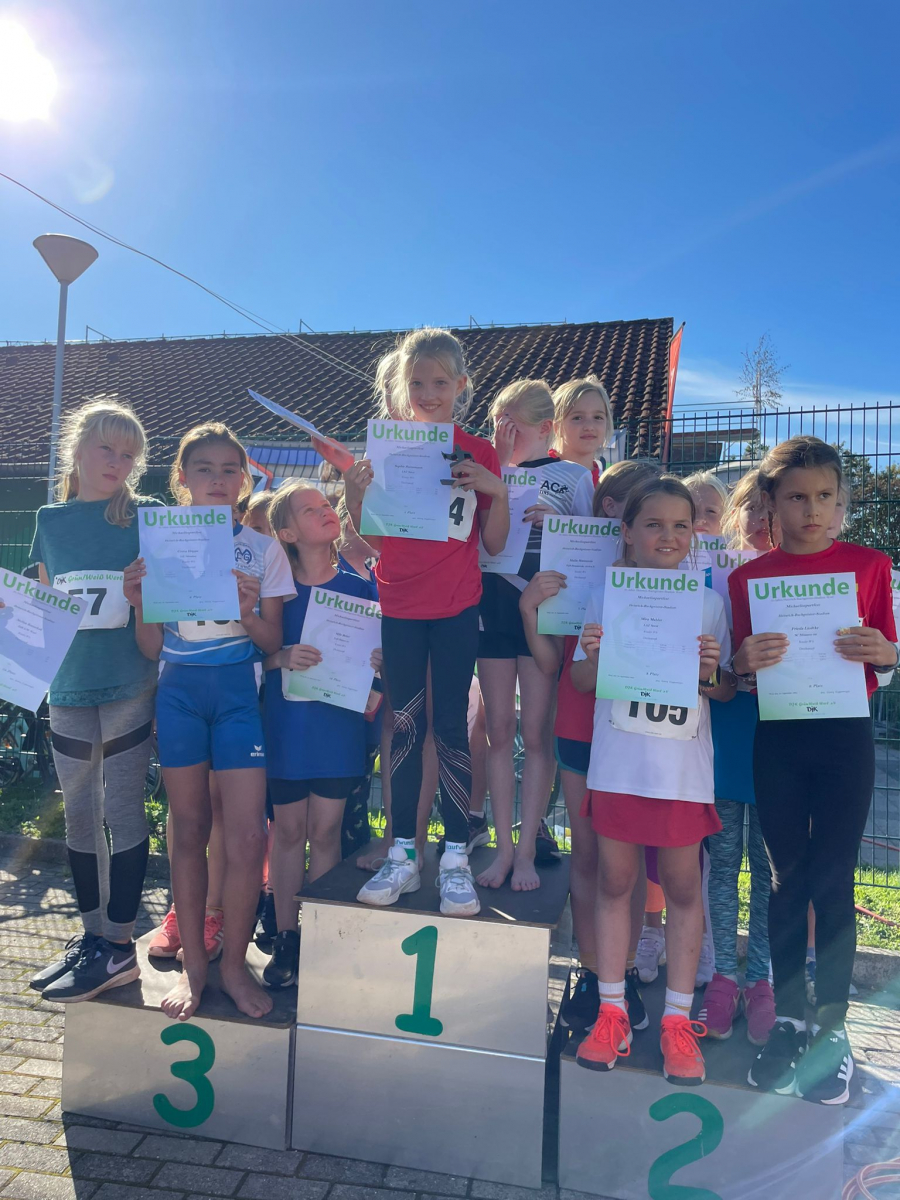 Sophie Bornemann (in rot) auf Platz eins, Mira Mahler (stehend, in weiß) auf Platz zwei. - Foto: Klee