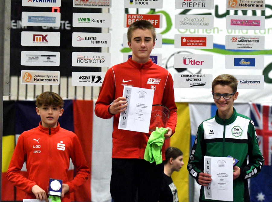 M14-Siegerehrung beim Hochsprungmeeting in Clarholz: Rafael Hesse vom LAZ Soest (Mitte) gewinnt mit 1,62 Metern vor Faris Knop (Dortmund, links, 1,57 Meter) und Ben Pathmann (Werl, 1,42 Meter). Foto: Bottin M14-Siegerehrung beim Hochsprungmeeting in Clarholz: Rafael Hesse vom LAZ Soest (Mitte) gewinnt mit 1,62 Metern vor Faris Knop (Dortmund, links, 1,57 Meter) und Ben Pathmann (Werl, 1,42 Meter). Foto: Bottin