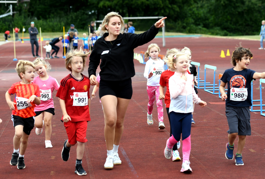 Zahlreiche Eltern waren zur Unterstützung ihrer Kinder im Soester Schulzentrum vor Ort. Foto: Bottin